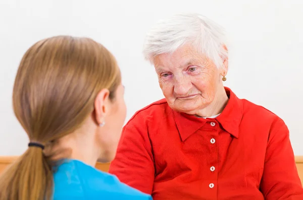 Ältere Frau und junge Ärztin — Stockfoto