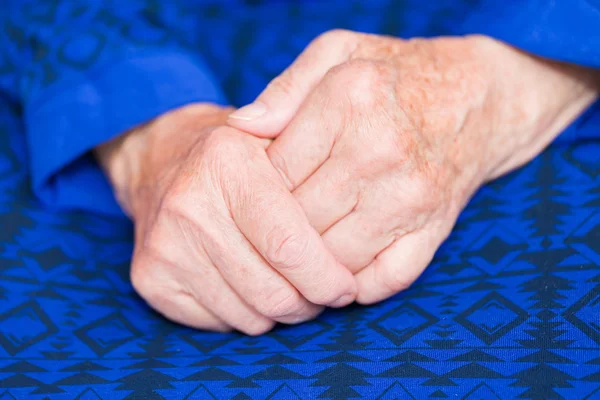 Mulheres idosas mãos — Fotografia de Stock