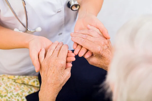 Гериатрия помощь. Медико-социальная работа. Медсестра и пожилой человек. Медсестра и пожилой человек. Гериатрия помощь.