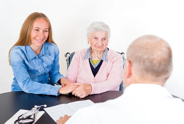 Ältere Frau beim Arzt — Stockfoto