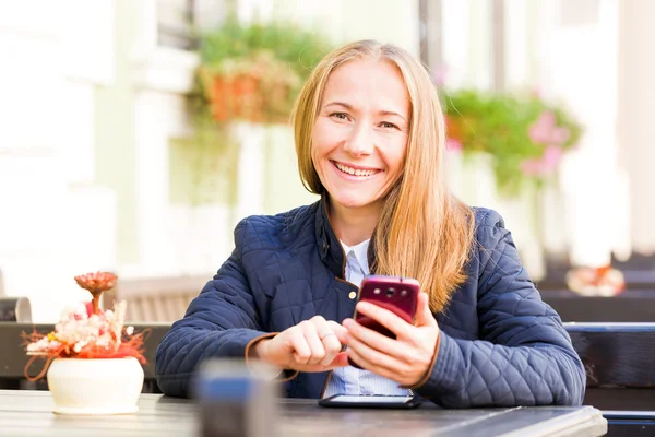 Feliz joven mujer — Foto de Stock