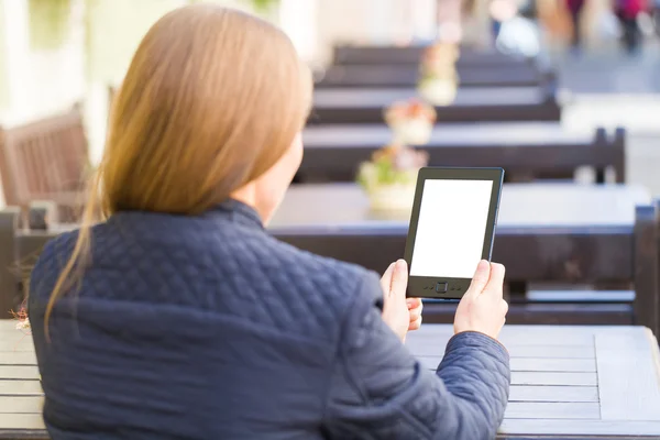 Young woman reading — Stock Photo, Image