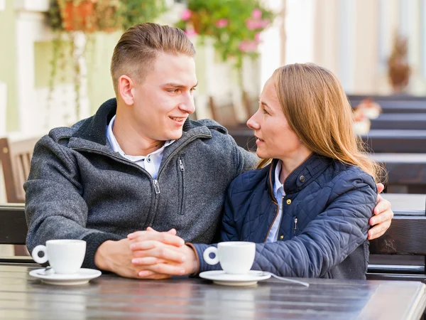 Heureux jeune couple — Photo