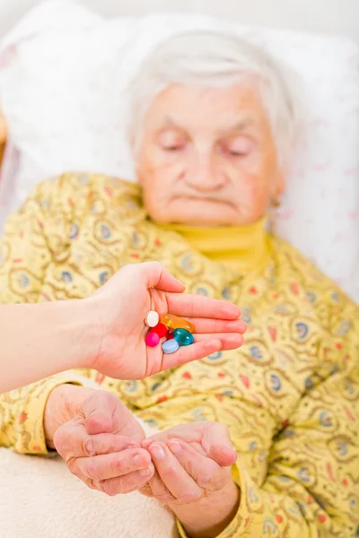 Cuidado de ancianos en el hogar — Foto de Stock