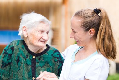 Yaşlı kadın ile caregiver