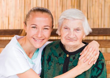 Yaşlı kadın ile caregiver
