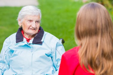 Yaşlı kadın fotoğrafı için doktor anlatıyor