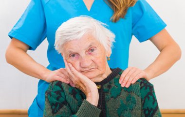 Yaşlı kadın ve genç doktor