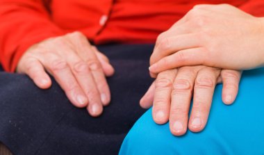 yaşlı kadın için yardım elini veren genç bir doktor