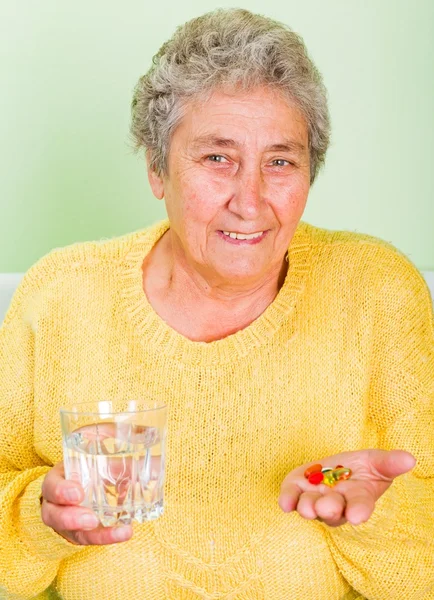 Foto einer älteren Frau, die die täglichen Tabletten nimmt — Stockfoto