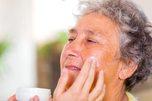 Ouderen huidverzorging — Stockfoto