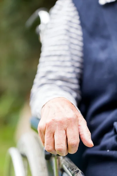 Ancianos mano de las mujeres — Foto de Stock