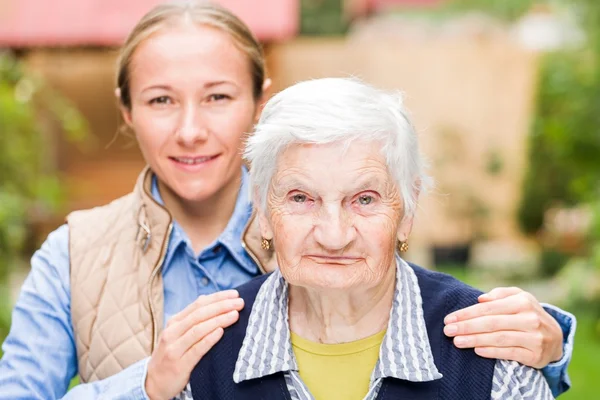 Ältere Frau mit Enkelkind — Stockfoto