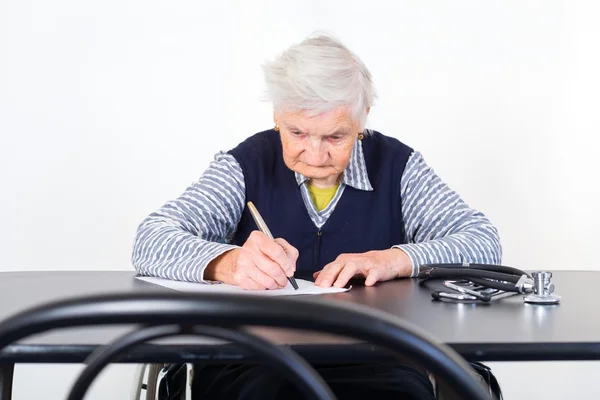 Foto di una donna anziana che completa un test medico — Foto Stock