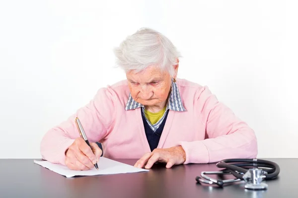 Photo d'une femme âgée effectuant un test médical — Photo