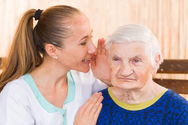 Mujer anciana con cuidador — Foto de Stock