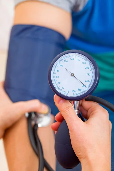 Medición de la presión arterial — Foto de Stock