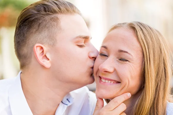 Gelukkige jonge paar verliefd in een romantisch moment — Stockfoto