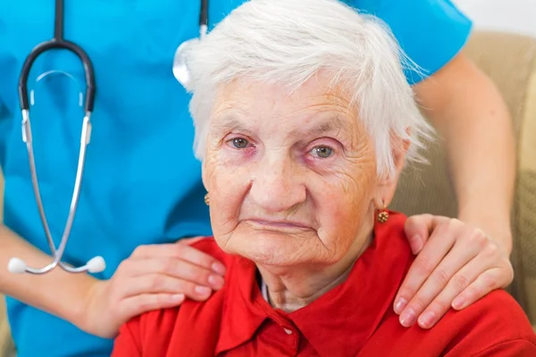 Foto de la anciana y el médico — Foto de Stock