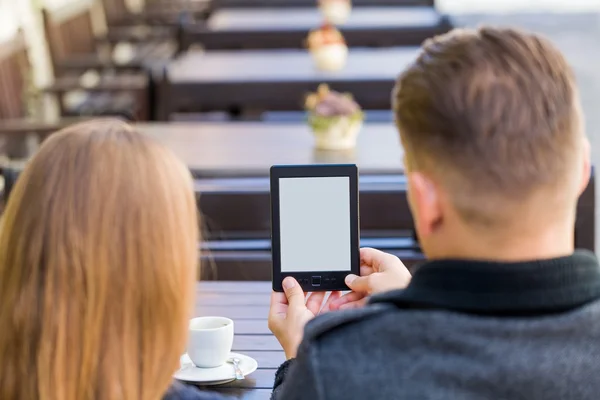 Mladých podnikatelů při pohledu na digitální tabletu — Stock fotografie