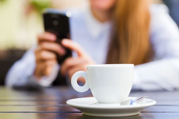 Fiatal nő SMS üzenet a kávészünet — Stock Fotó
