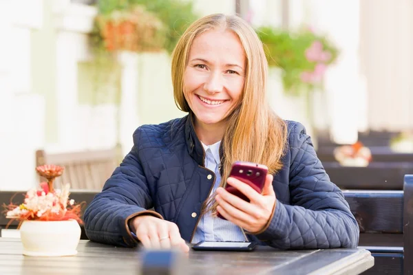 Feliz joven mujer — Foto de Stock