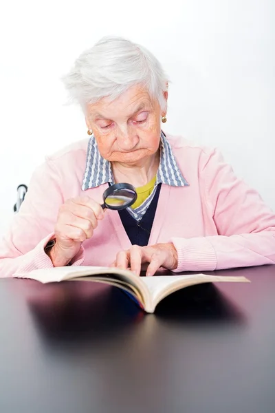 Foto einer älteren Frau beim Lesen eines Buches — Stockfoto