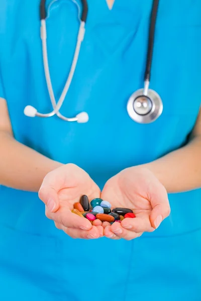 Pilules dans les mains du médecin — Photo