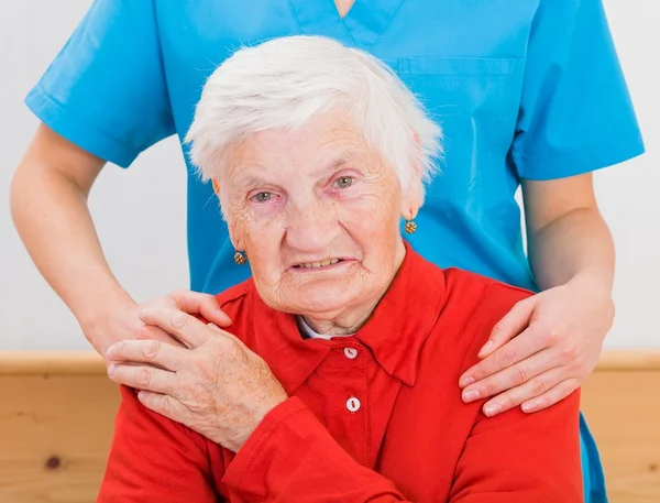 Cuidado de ancianos en el hogar — Foto de Stock