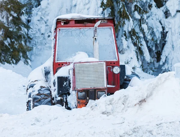 Traktor a hóban — Stock Fotó