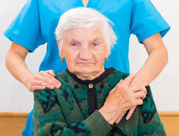 Cuidado de ancianos en el hogar — Foto de Stock