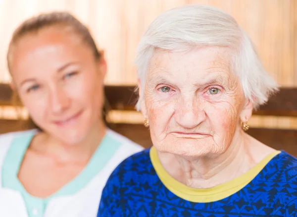 Donna anziana con badante — Foto Stock