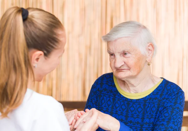 Soins à domicile aux personnes âgées — Photo