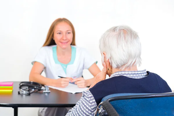 Ältere Frau beim Arzt — Stockfoto