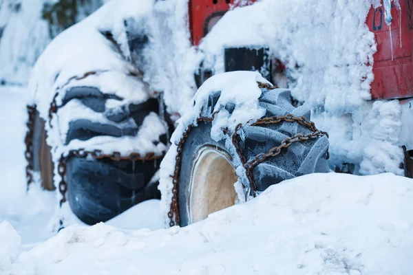 Traktor ve sněhu — Stock fotografie
