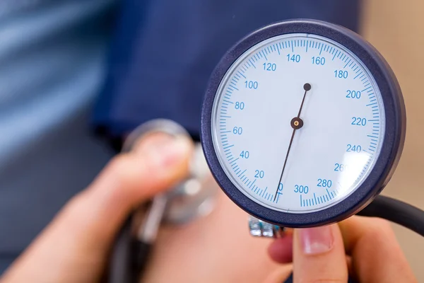 Blood pressure measurement — Stock Photo, Image