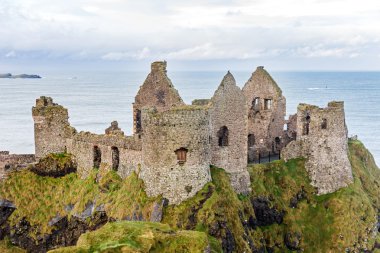 Kuzey İrlanda 'daki Dunluce Şatosu 