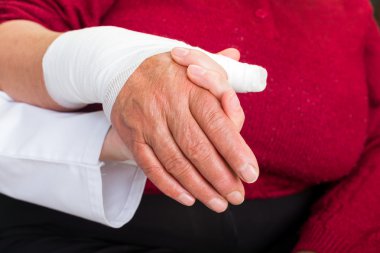 Genç doktor hastaya yardım eli uzatıyor.