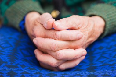 Genç doktor hastaya yardım eli uzatıyor.