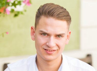 Kameraya bakarak yakışıklı genç bir adam portresi