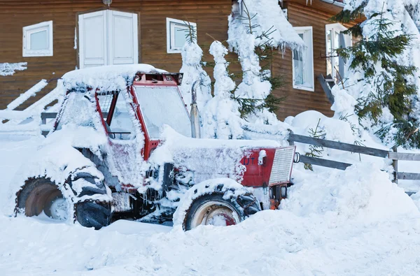 Traktor ve sněhu — Stock fotografie