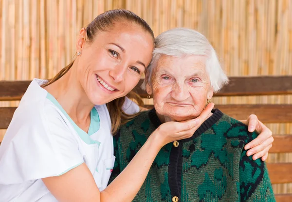 Ung läkare ger hjälpande hand för patienten — Stockfoto