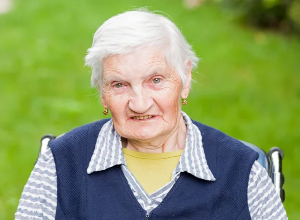 Porträtt av äldre kvinna — Stockfoto