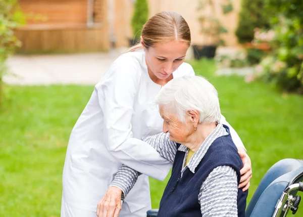 Soins à domicile aux personnes âgées — Photo