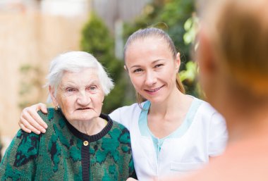 Yaşlı kadın ile caregiver