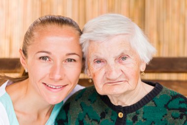 Yaşlı kadın ile caregiver