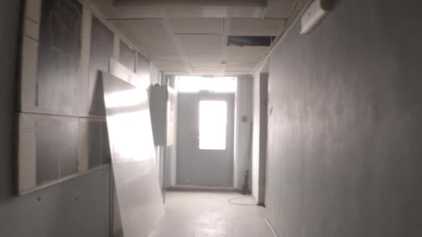 Lumière au bout d'un couloir sombre 