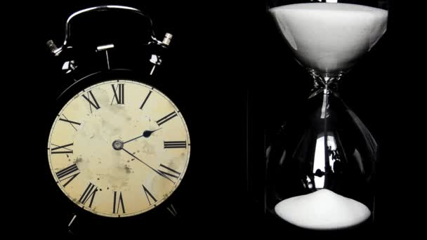 Sveglia, clessidra. Il concetto di tempo, tempi diversi. lasso di tempo — Video Stock