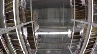 Büyük süpermarket raflarında görünümünü. Büyük ticari ambar ürünleri