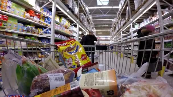 23 / 03 / 2016 Minsk, Biélorussie, hypermarché "Euroopt" : Acheter des produits dans l'hypermarché. Acheter de la viande, des œufs et des produits. L'homme roule le chariot avec de la nourriture — Video